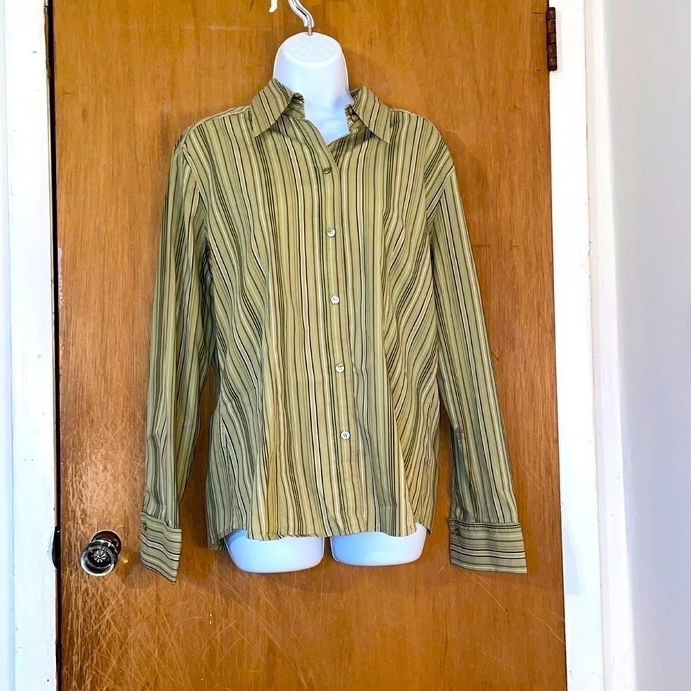 New York&Co blouse! EUC! Button down! Size XL! Green! Great for any occasion